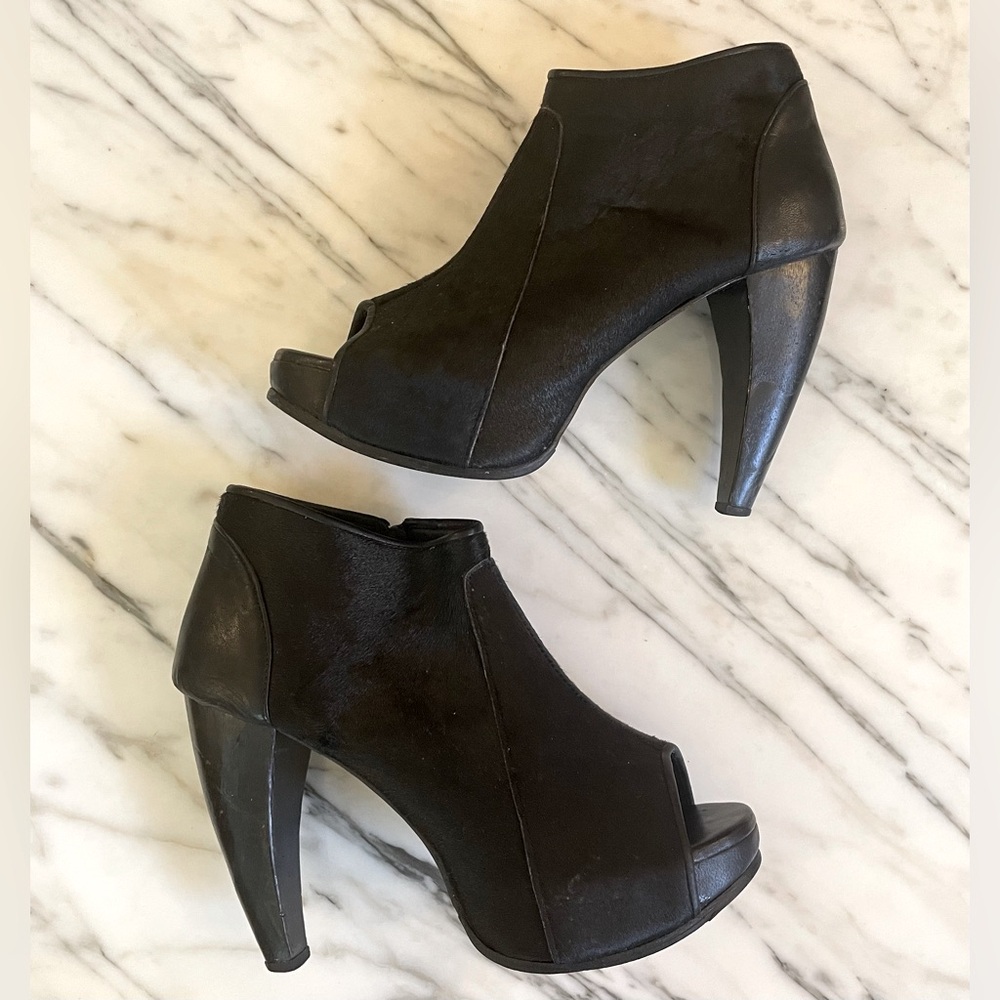 SKINGRAFT - Black Fur Open Toe Bootie
